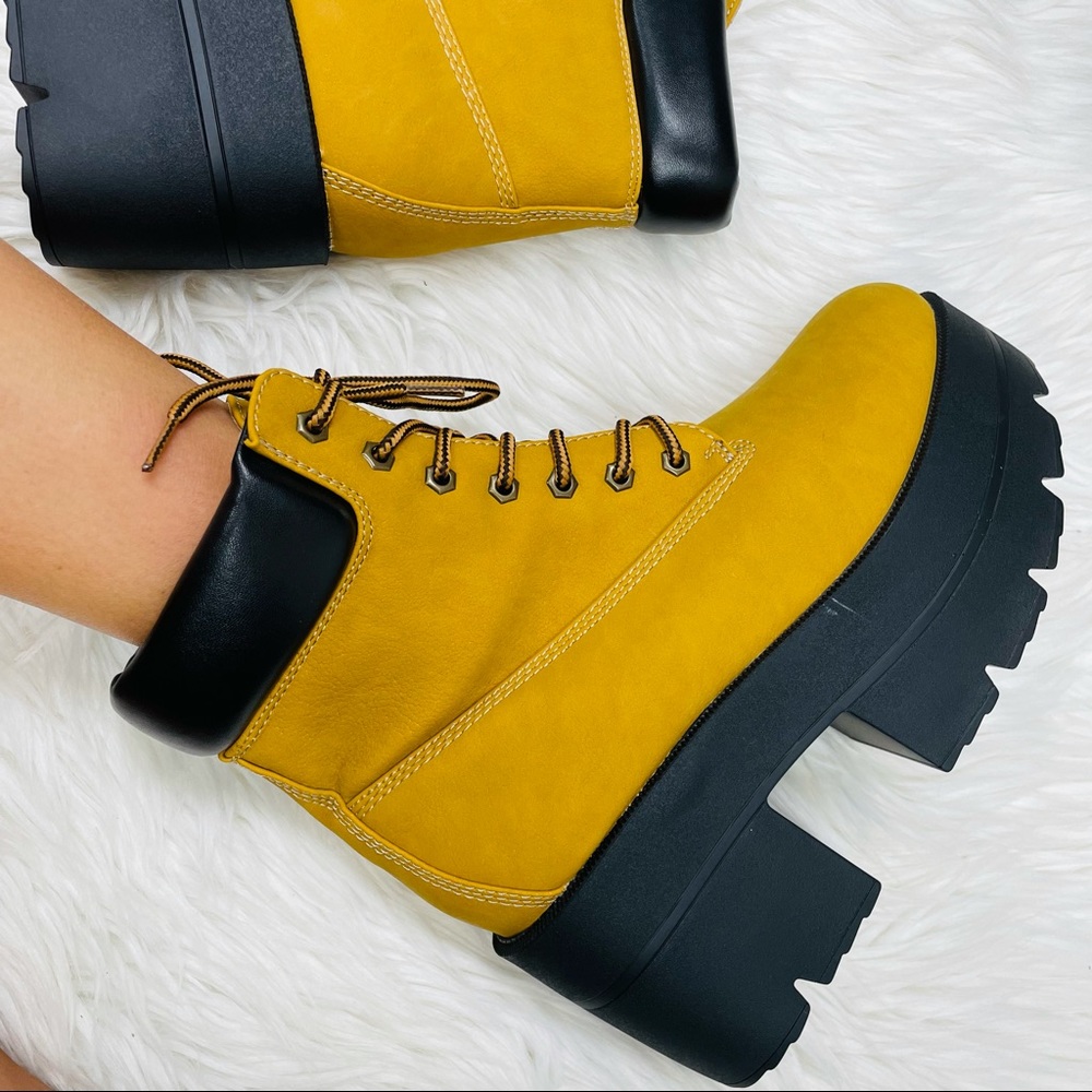 Tan lug sole work boot